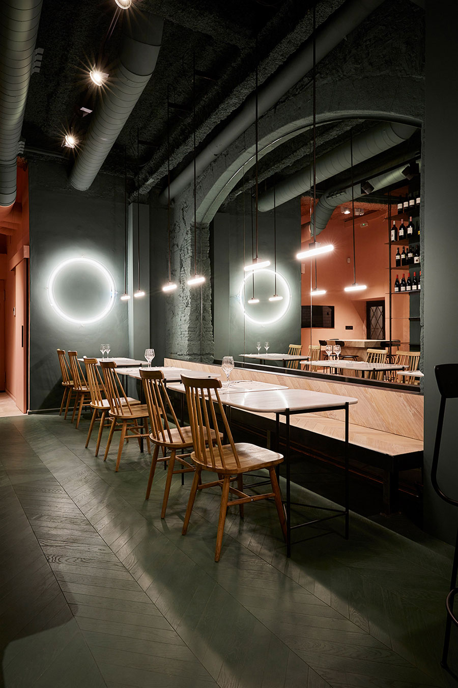 Het mooie interieur van wijnbar Orvay in Barcelona Het mooie interieur van wijnbar Orvay in Barcelona