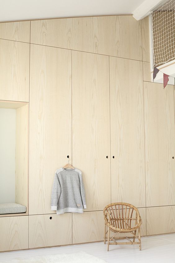 Een hoge kledingkast in de slaapkamer: ruimtelijk, luxe en lekker veel ...