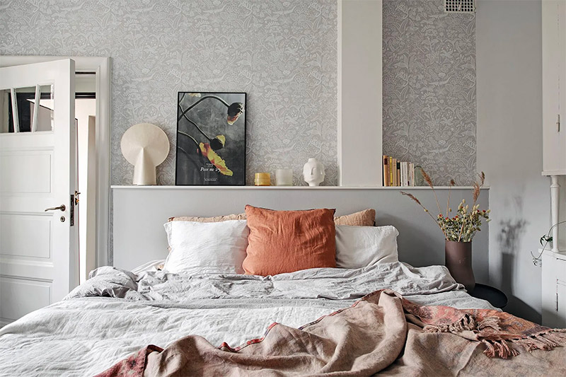 Behang kan een prachtige toevoeging zijn aan een hotelchique slaapkamer of woonkamer, waardoor een gevoel van luxe en verfijning wordt gecreëerd met patronen, texturen en kleuren die de ruimte transformeren.