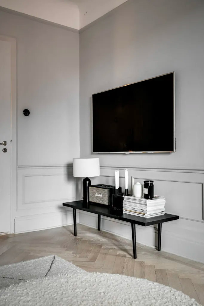 Een musthave in een hotel chique interieur, of dat nou in de woonkamer of slaapkamer is: een TV ophangen aan de muur met verborgen kabels!