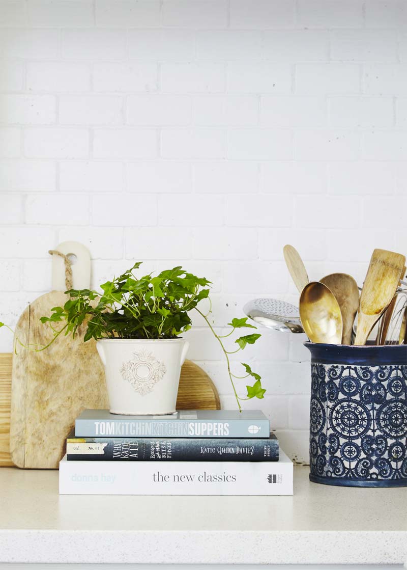 housewarming cadeau kookboek op keuken aanrecht housewarming cadeau kookboek op keuken aanrecht