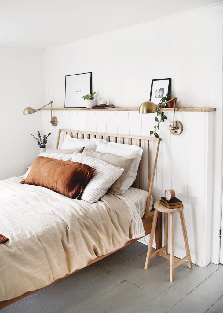houten muurtje achter bed met wandlampen