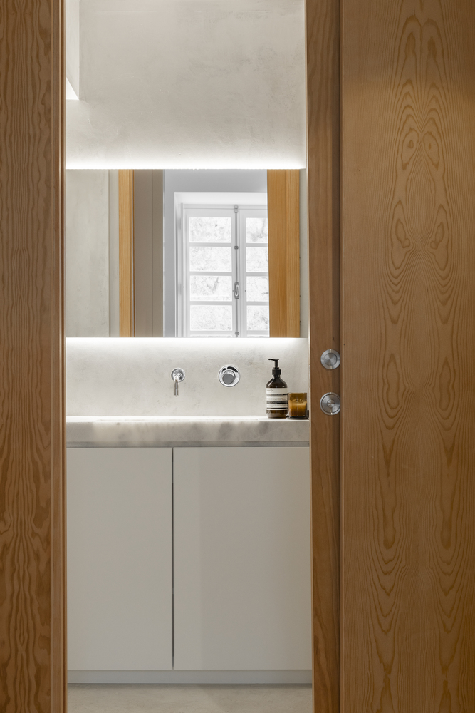 Houten schuifdeur smalle badkamer Houten schuifdeur smalle badkamer