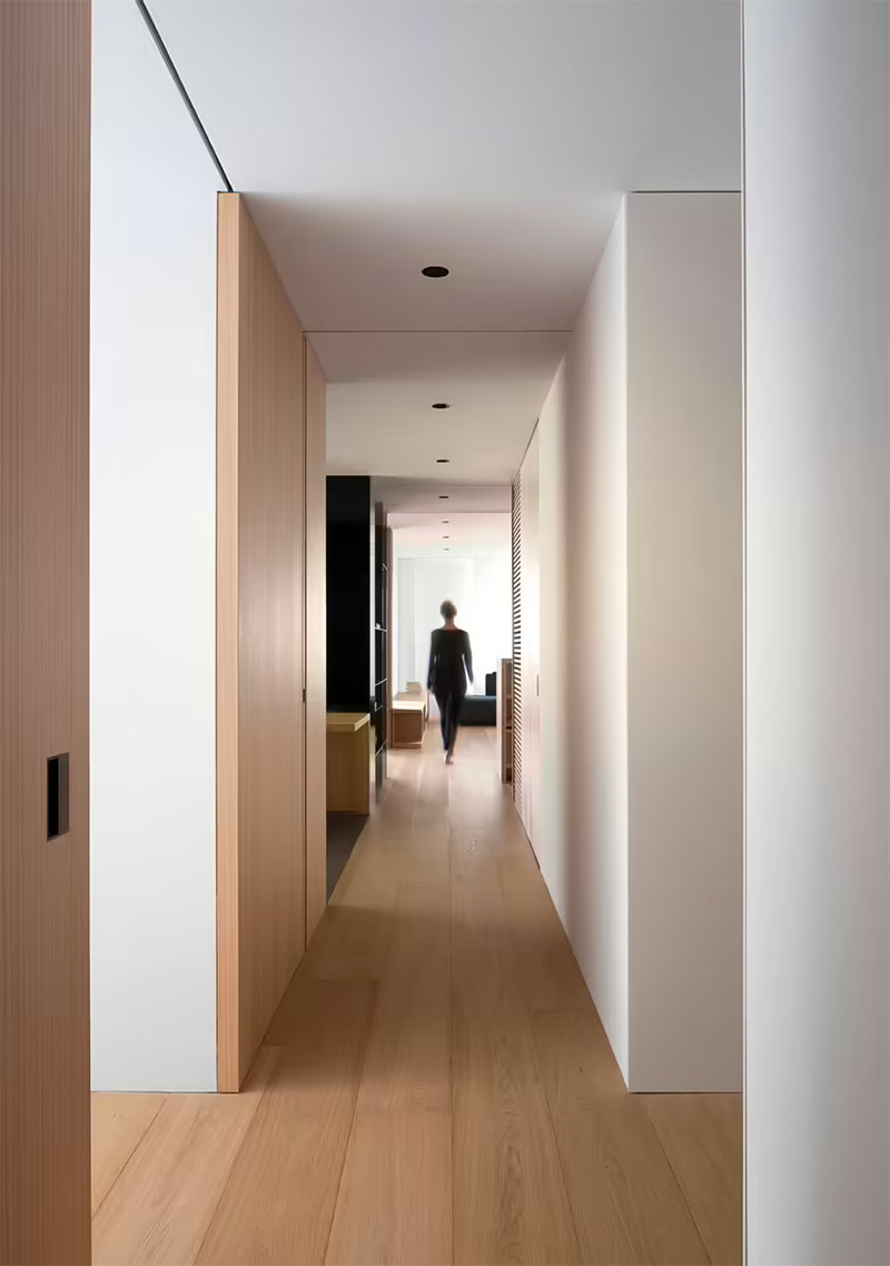 Francesc Rifé Studio heeft voor dit super mooie project gekozen voor prachtige plafondhoge houten schuifdeuren.