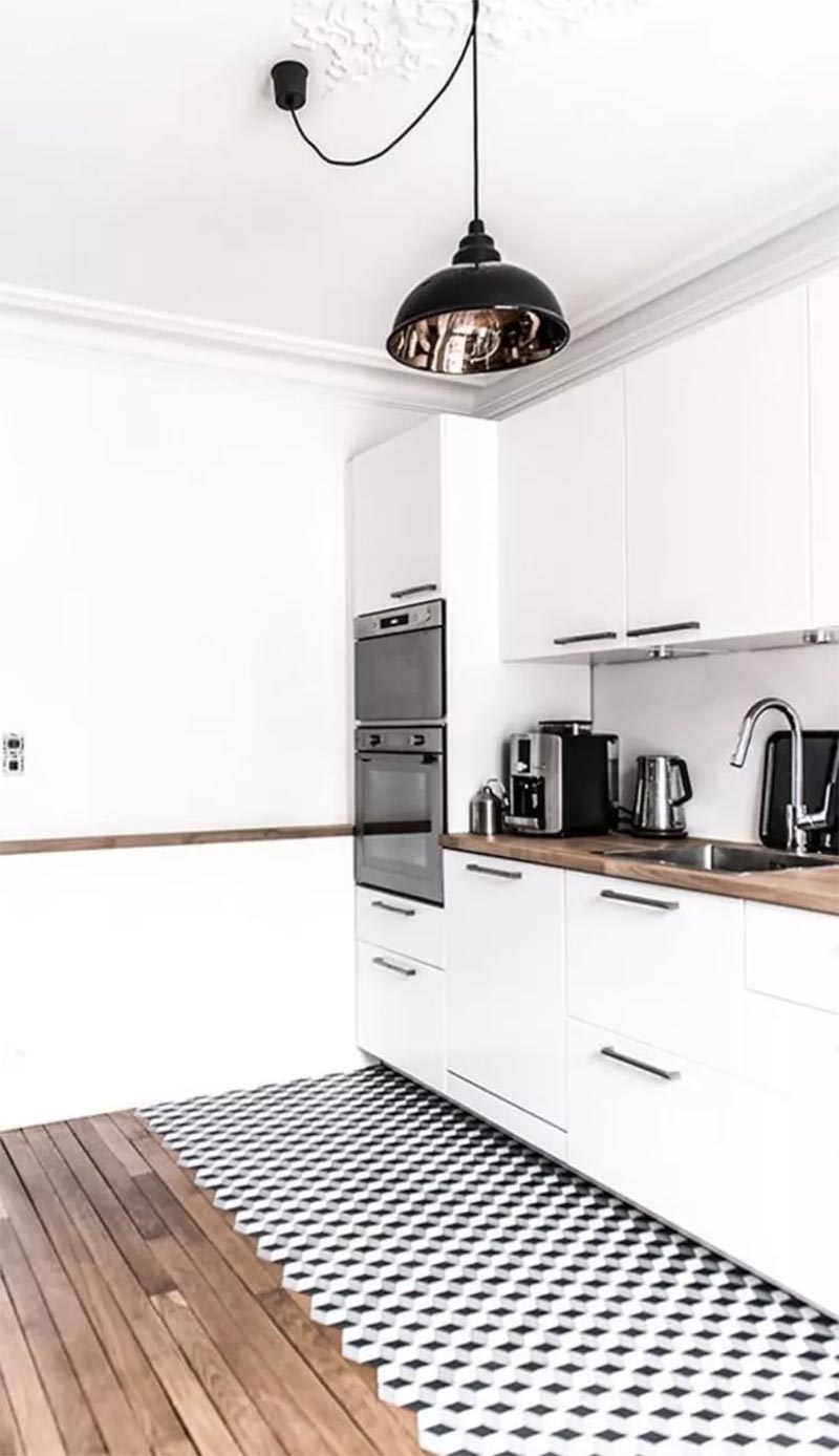De ontwerpers van Royal Roulotte koos voor een super mooie combinatie van de houten vloer in de woonkamer en tegels in de open keuken.
