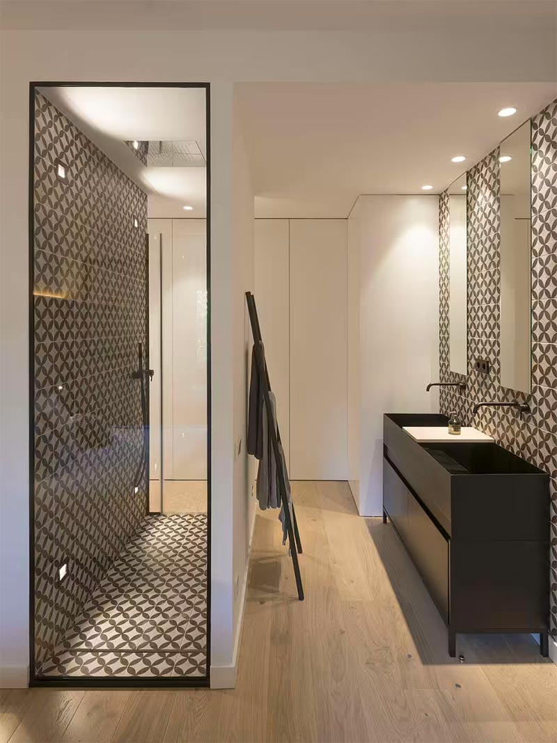 Susanna Cots combineerde een mooie houten vloer in deze badkamer met patroontegels in de afgesloten douche.