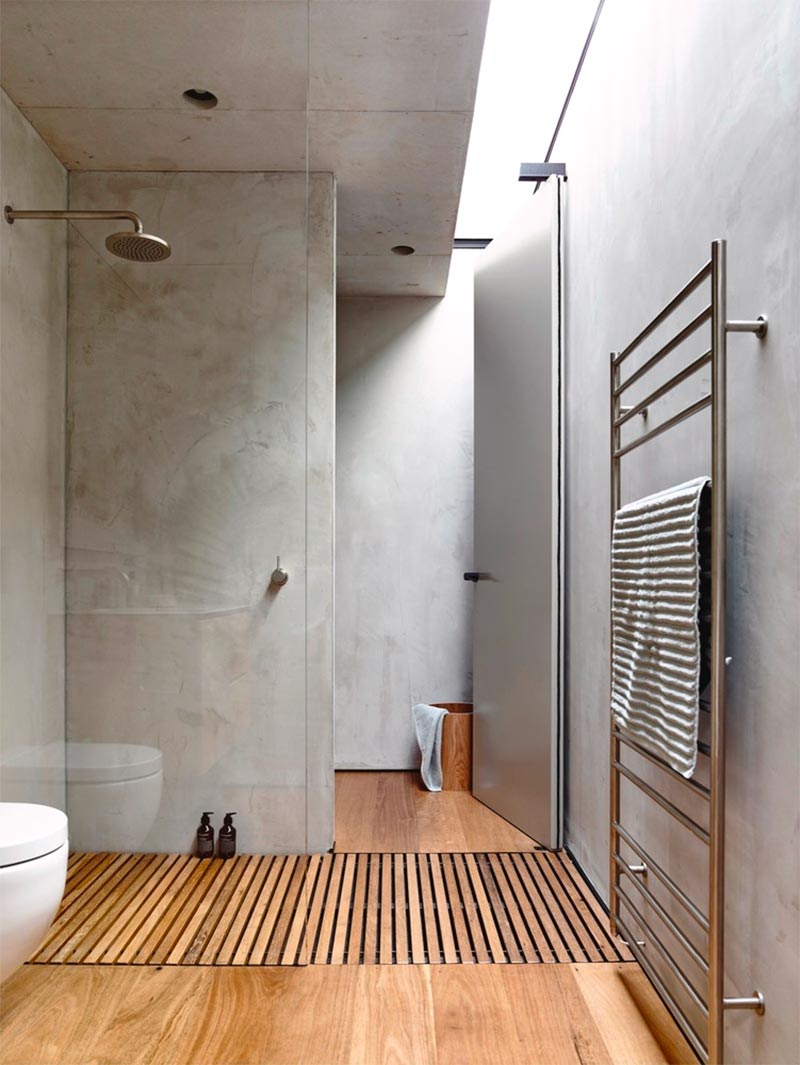 houten vloer in badkamer en douche