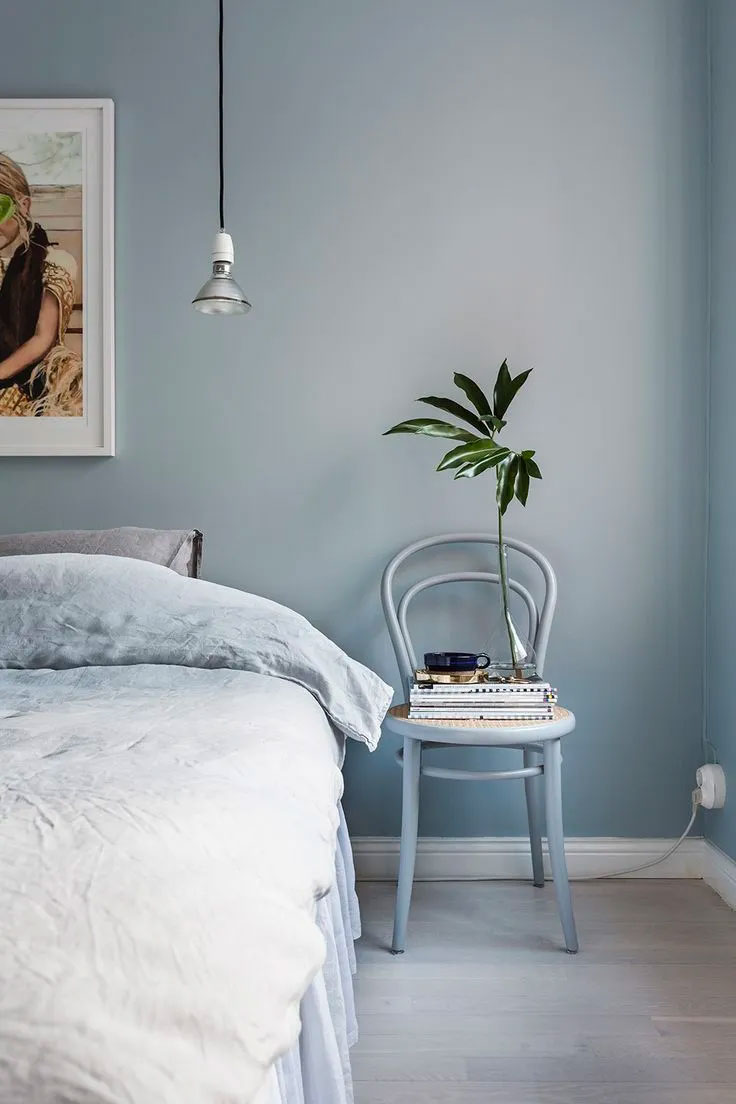 Ijsblauwe muur én stoel naast het bed! Ijsblauwe muur én stoel naast het bed!