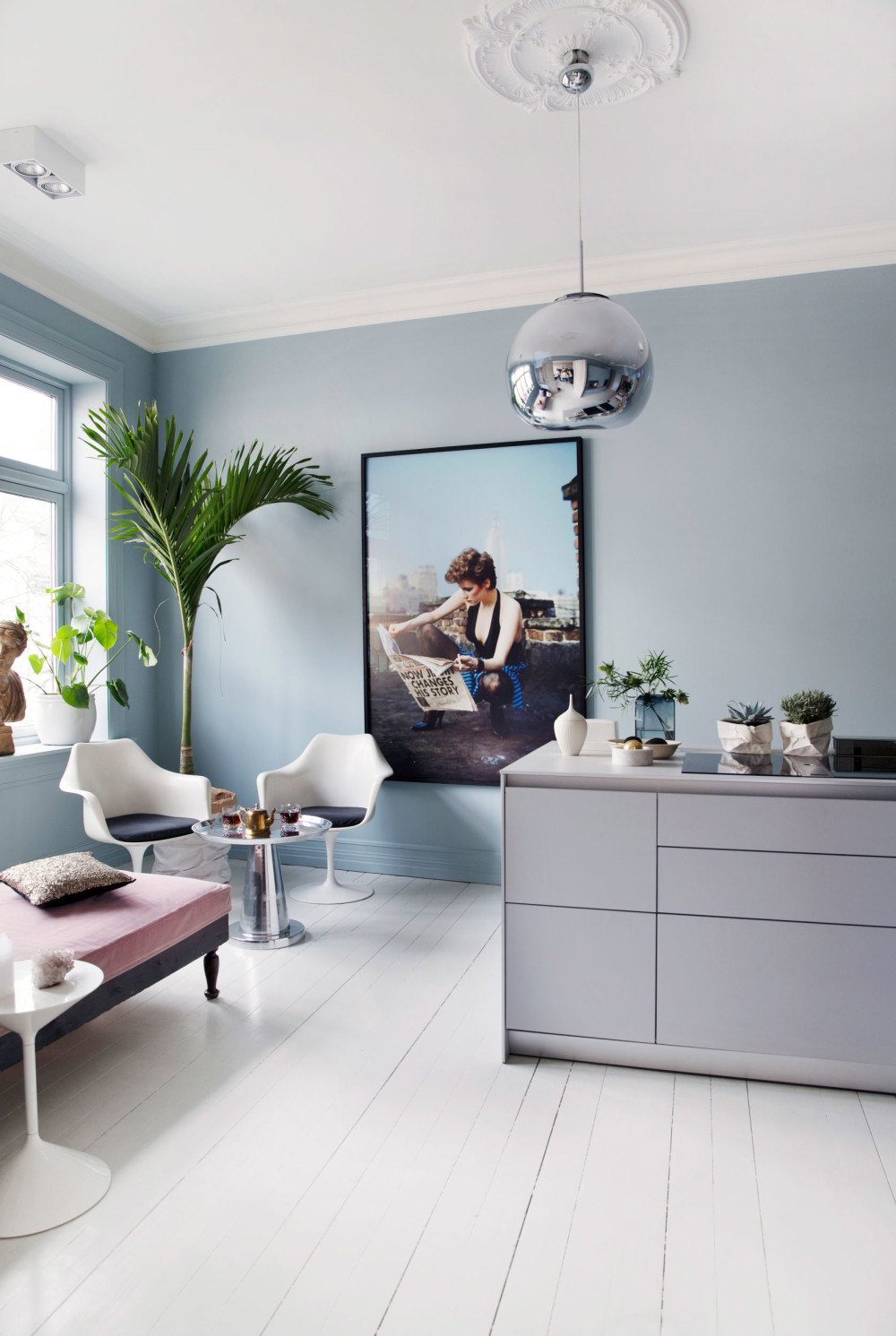 Ijsblauwe muur in de keuken met verf van Pure & Original Ijsblauwe muur in de keuken met verf van Pure & Original