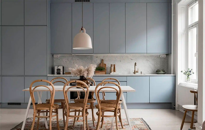 Wat dacht je van ijsblauw in de keuken? Deze moderne Scandinavische keuken laat zien dat ijsblauw een prachtige kleur is, die je kunt combineren met marmer en hout.