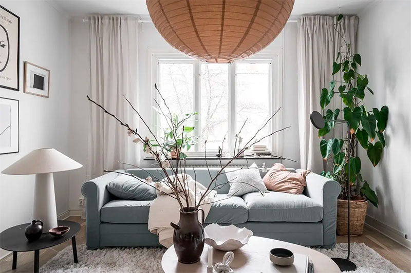 Een ijsblauwe bank als blikvanger in de woonkamer Een ijsblauwe bank als blikvanger in de woonkamer
