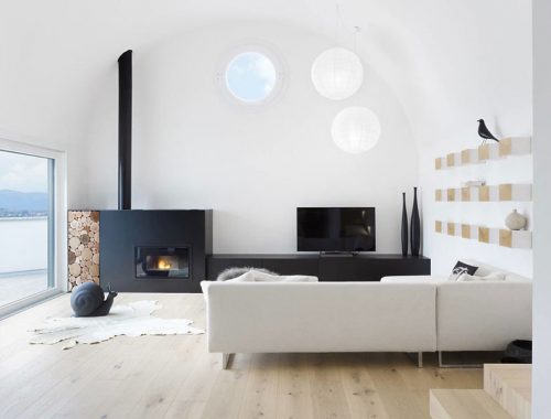 In deze mooie woonkamer is een geweldige meubel gemaakt voor de TV en open haard!
