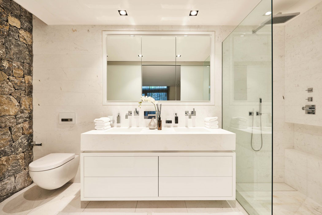 Dit is de moderne badkamer van hetzelfde appartement als hierboven, waar ook gekozen is voor strakke vierkante inbouwspotjes.