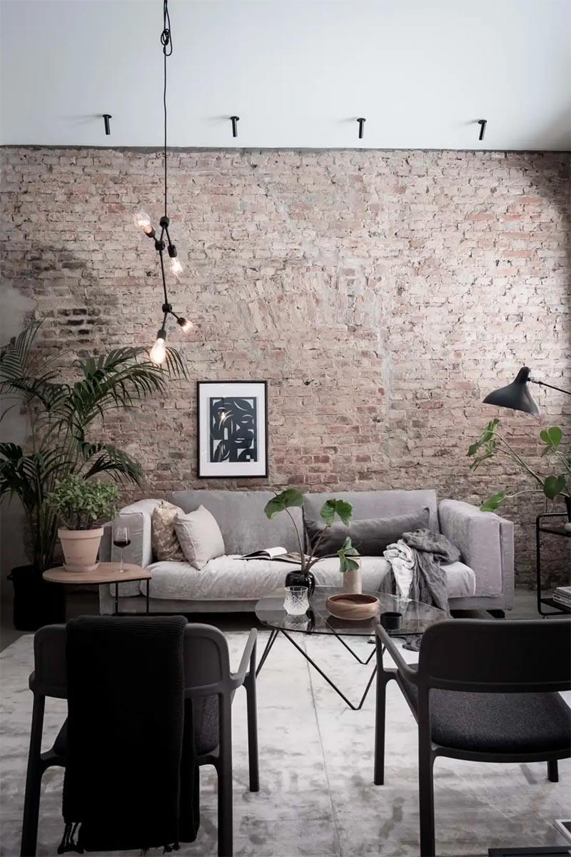 Planten zijn altijd een goed idee voor een vleugje kleur en stijl in een industriële woonkamer. Planten zijn altijd een goed idee voor een vleugje kleur en stijl in een industriële woonkamer.
