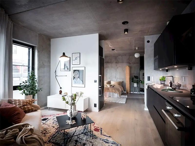 De combinatie van spotjes aan het plafond en wandlampen zorgen voor een warme en knusse sfeer in deze stoere industriële woonkamer. De combinatie van spotjes aan het plafond en wandlampen zorgen voor een warme en knusse sfeer in deze stoere industriële woonkamer.
