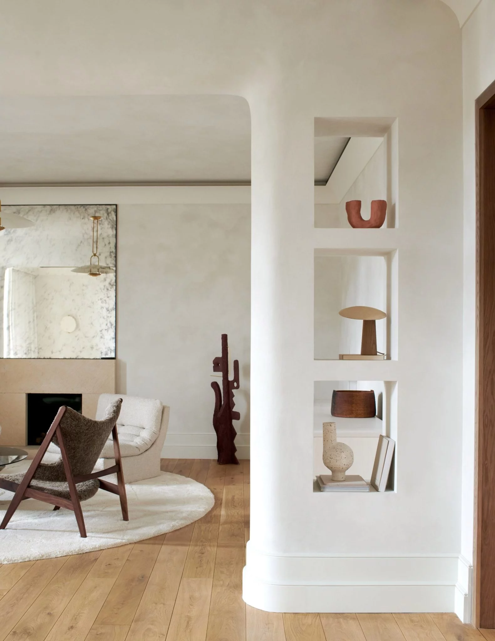Dit mooie interieurontwerp is ontworpen door Tala Fustok Studio, waarbij een prachtige houten vloer gecombineerd is met naadloze betonlook wanden. | Fotografie: Michael Sinclair