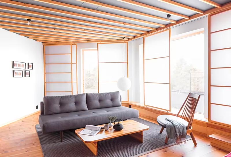 Het Yusuragi spahotel is ontworpen door White Arkitekter en ligt in Stockholm, Zweden. De Prachtige Shoji schermen in combinatie met houten kozijnen zorgen voor een fijne lichtinval in deze zithoek. | Fotografie: Thomas Zaar