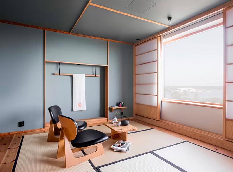 Sommige kamers hebben een tatamivloer (Japanse stromatten), terwijl andere een gladde grenen vloer hebben. Bovendien zijn de traditionele Japanse tatamimatten prettig om op te lopen en net als in Japan trek je je schoenen uit voordat je de kamer binnengaat. | Fotografie: Thomas Zaar