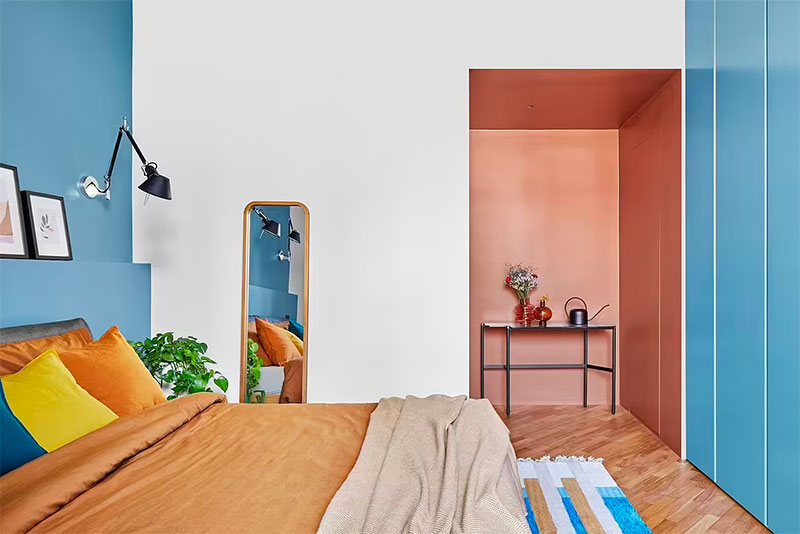 De mooie retro slaapkamer kenmerkt zich met een mix van verschillende mooie kleuren die perfect passen bij de jaren 70 stijl.