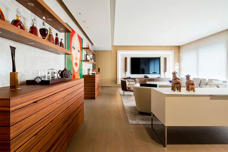 Shenzhen Super Normal Interior Design koos in deze retro woonkamer voor een perfecte dressoir kast, gecombineerd met mooie decoratie items en open wandplanken. | Fotografie: an Wenyao