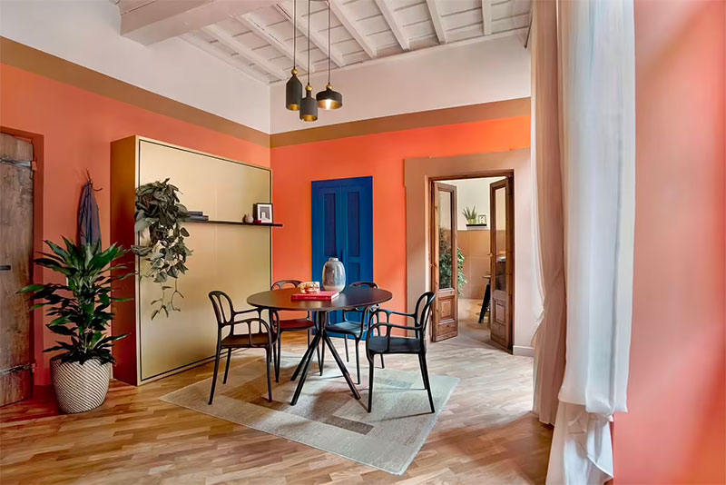 Een aantal mooie groene planten mogen natuurlijk niet ontbreken in deze super leuke eethoek met ronde eettafel - ontworpen door Studio Venturoni | Fotografie: Michele Bonechi
