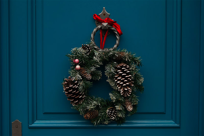Maak een mooie kerstkrans van natuurlijke materialen en hang het op aan je voordeur.