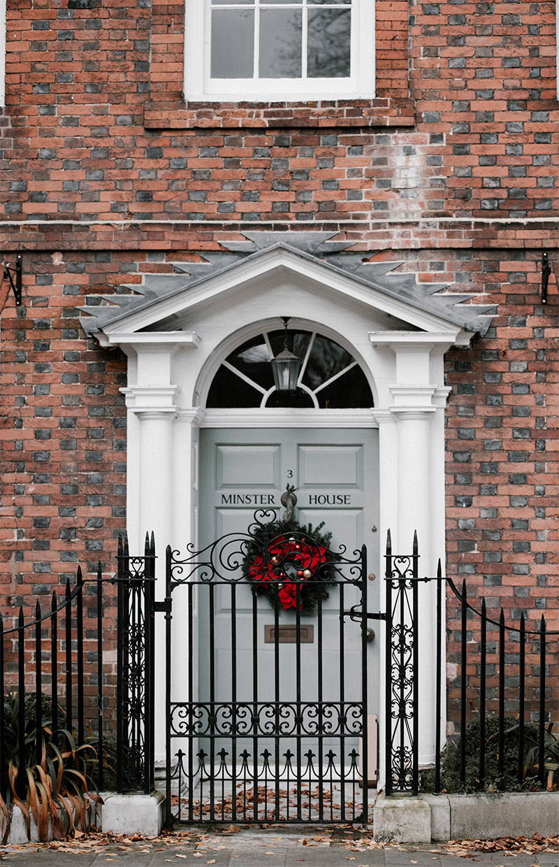kerstkrans aan voordeur