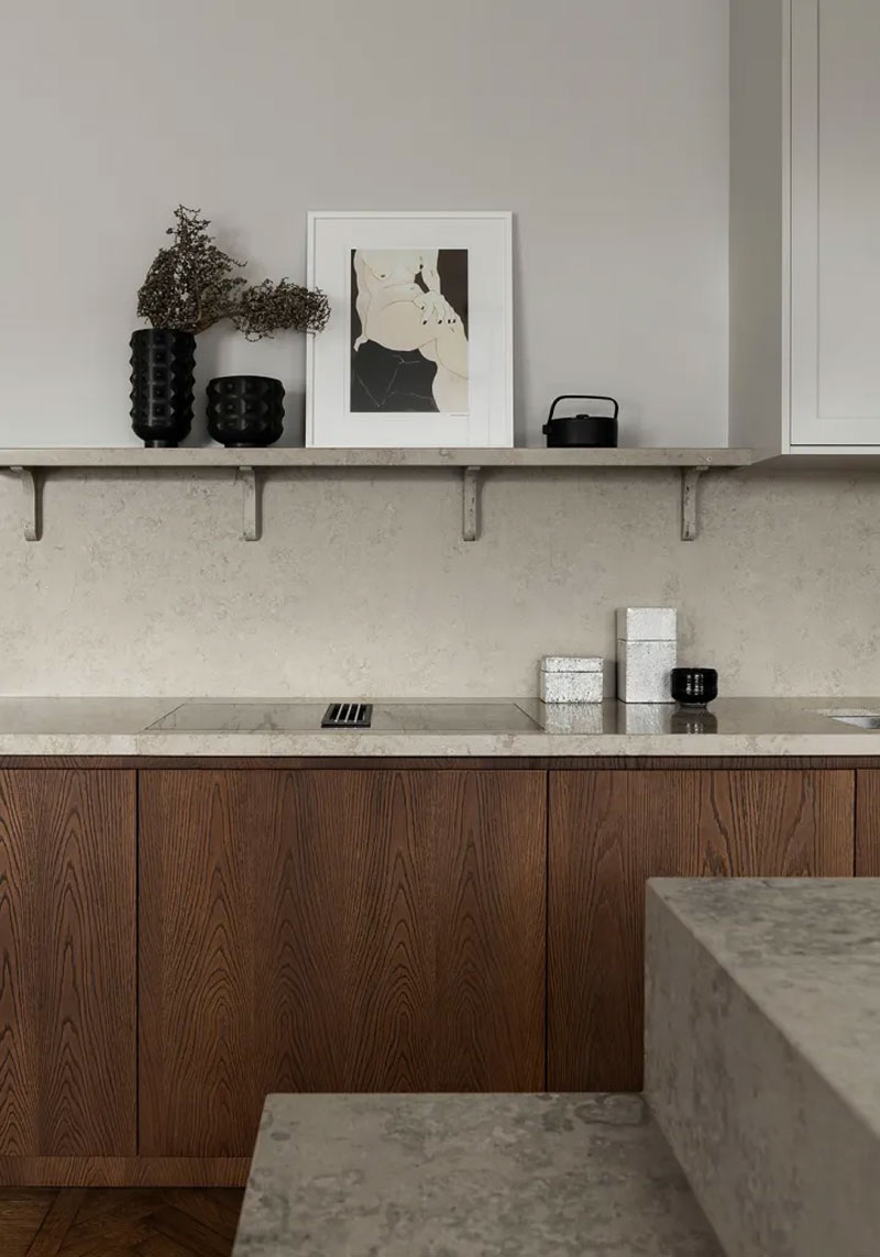 Het mooie keukenblad loopt door op de keuken achterwand. Met hetzelfde materiaal is zelfs een wandplank gemaakt. Het mooie keukenblad loopt door op de keuken achterwand. Met hetzelfde materiaal is zelfs een wandplank gemaakt.