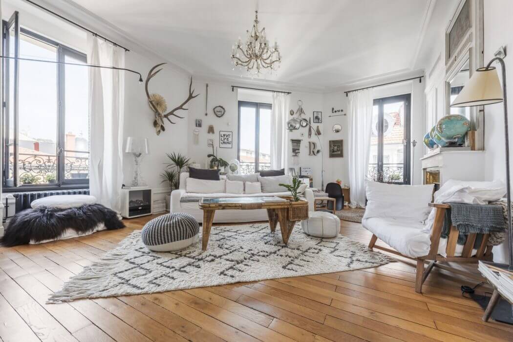 Een groot gewei aan de muur in een klassiek eclectische woonkamer. Een groot gewei aan de muur in een klassiek eclectische woonkamer.