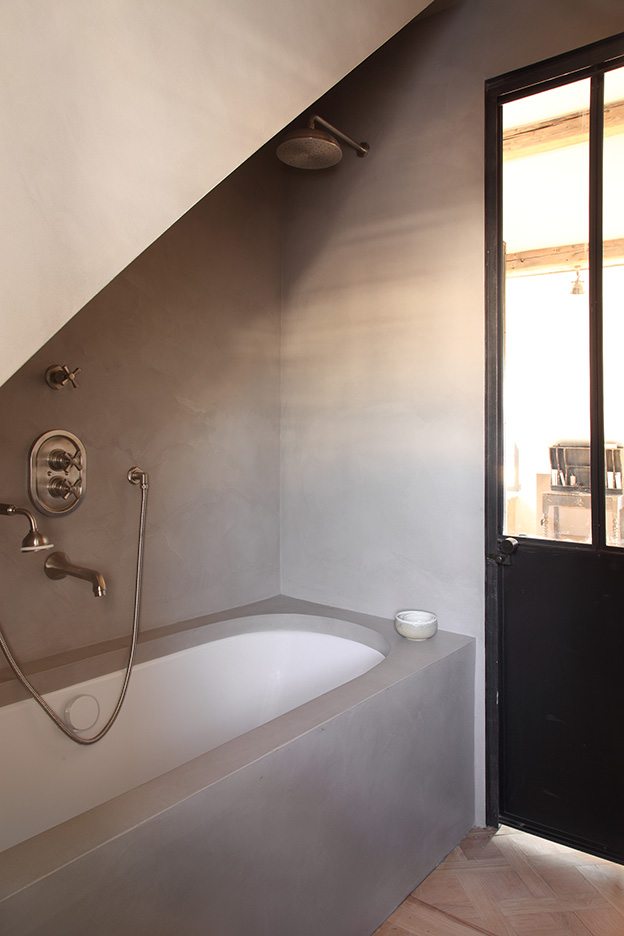 stalen deur van hout badkamer
