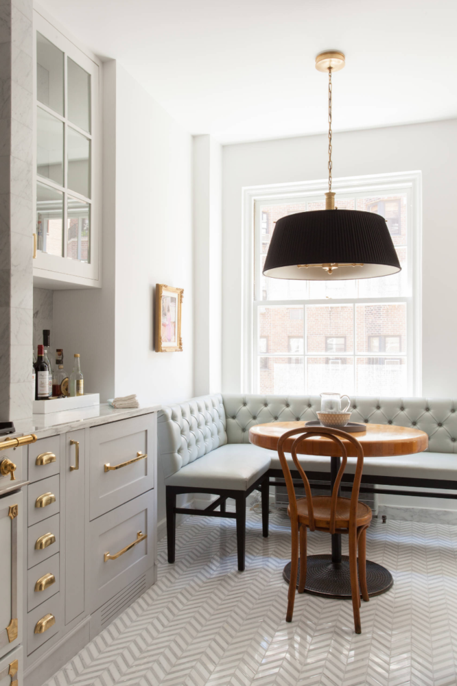 Klassieke lichte keuken met grijze kasten en marmeren werkblad