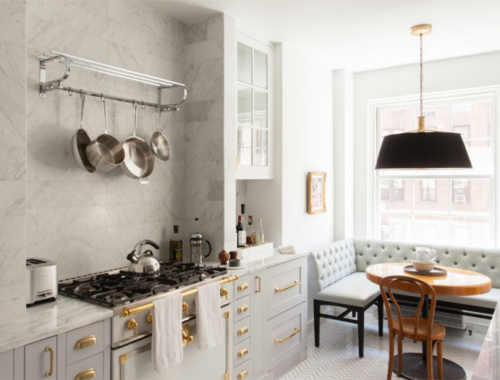Klassieke lichte keuken met grijze kasten en marmeren werkblad