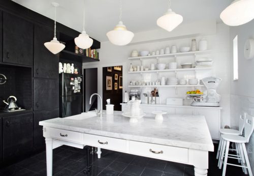 Klassieke zwart witte keuken van Franse interieurontwerper