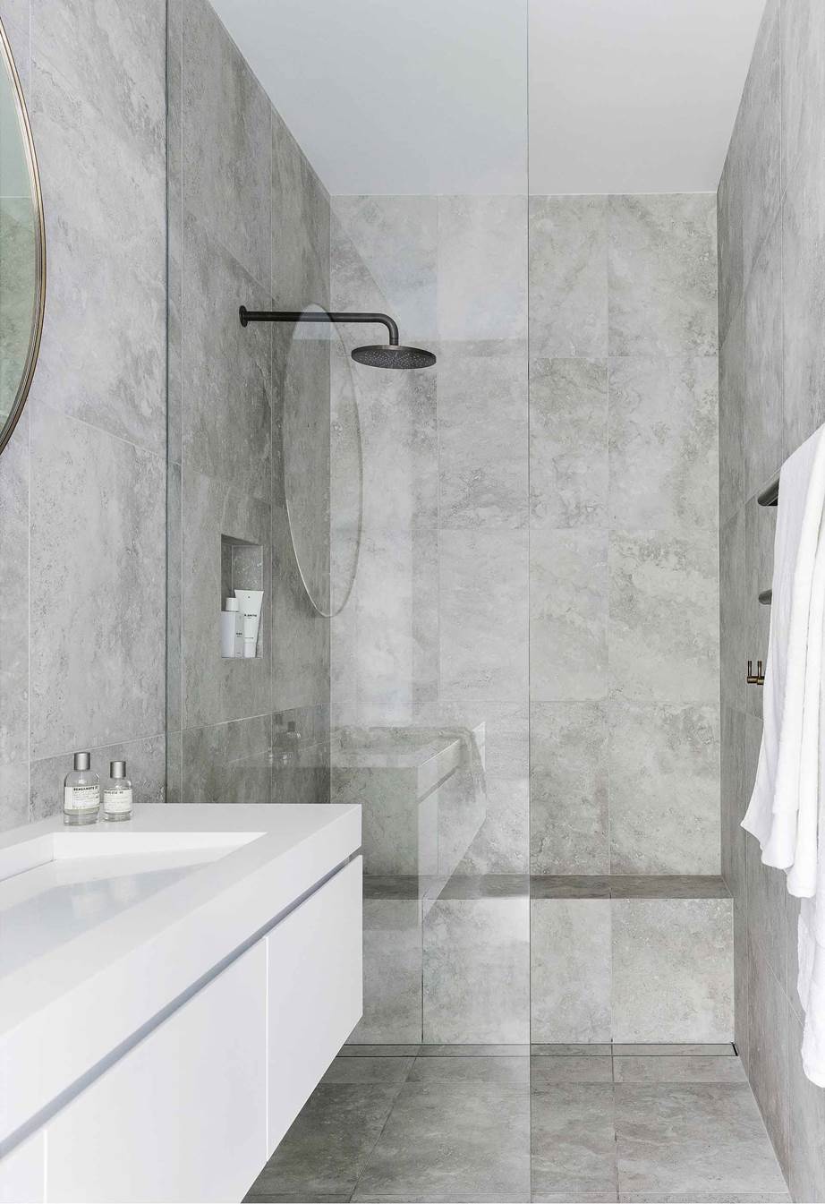 Nikki en Adam kozen voor stoere grote rechthoekige betonlook tegels voor vloer en wanden in hun kleine badkamer. Klik hier voor meer foto's.