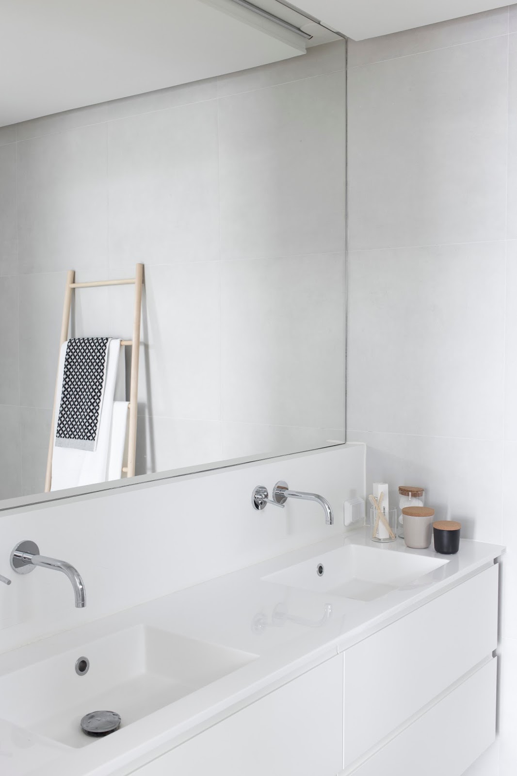 Dit is de mooie kleine badkamer van Maja, die gekozen heeft voor wit en lichtgrijs. Klik hier voor meer foto's.