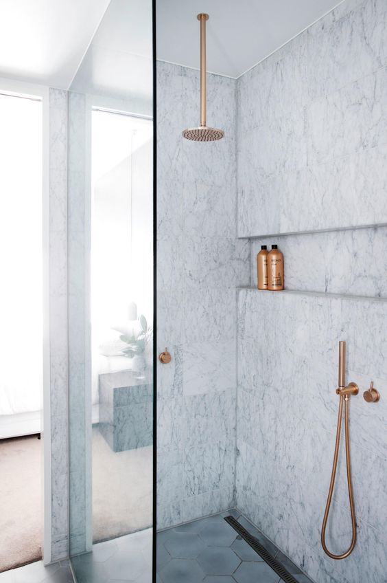 Een nisje in de muur in de douche is niet alleen handig, maar ziet er ook mooi en luxe uit.