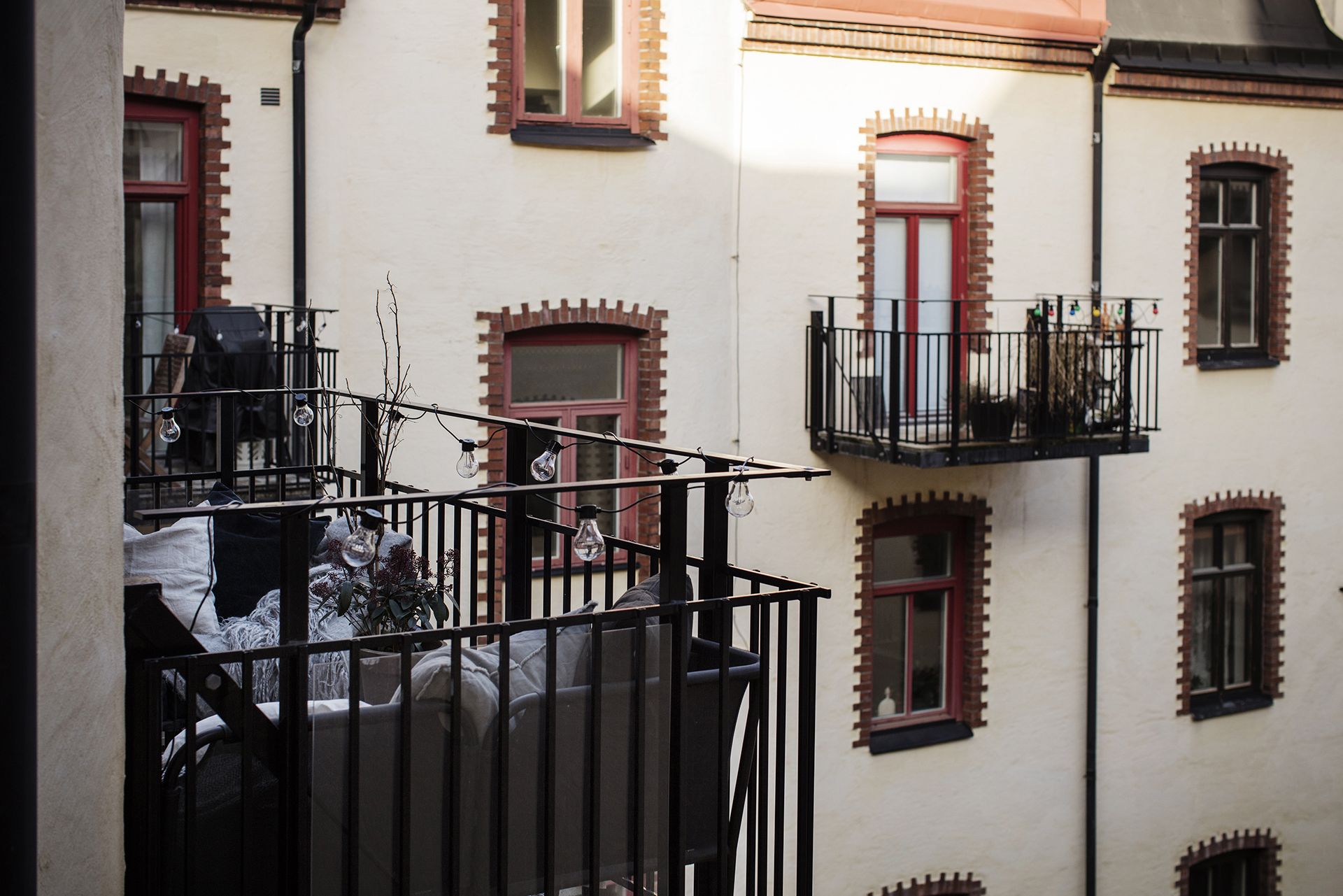 Dit kleine knusse balkon is perfect voor zowel de zomer als de winter