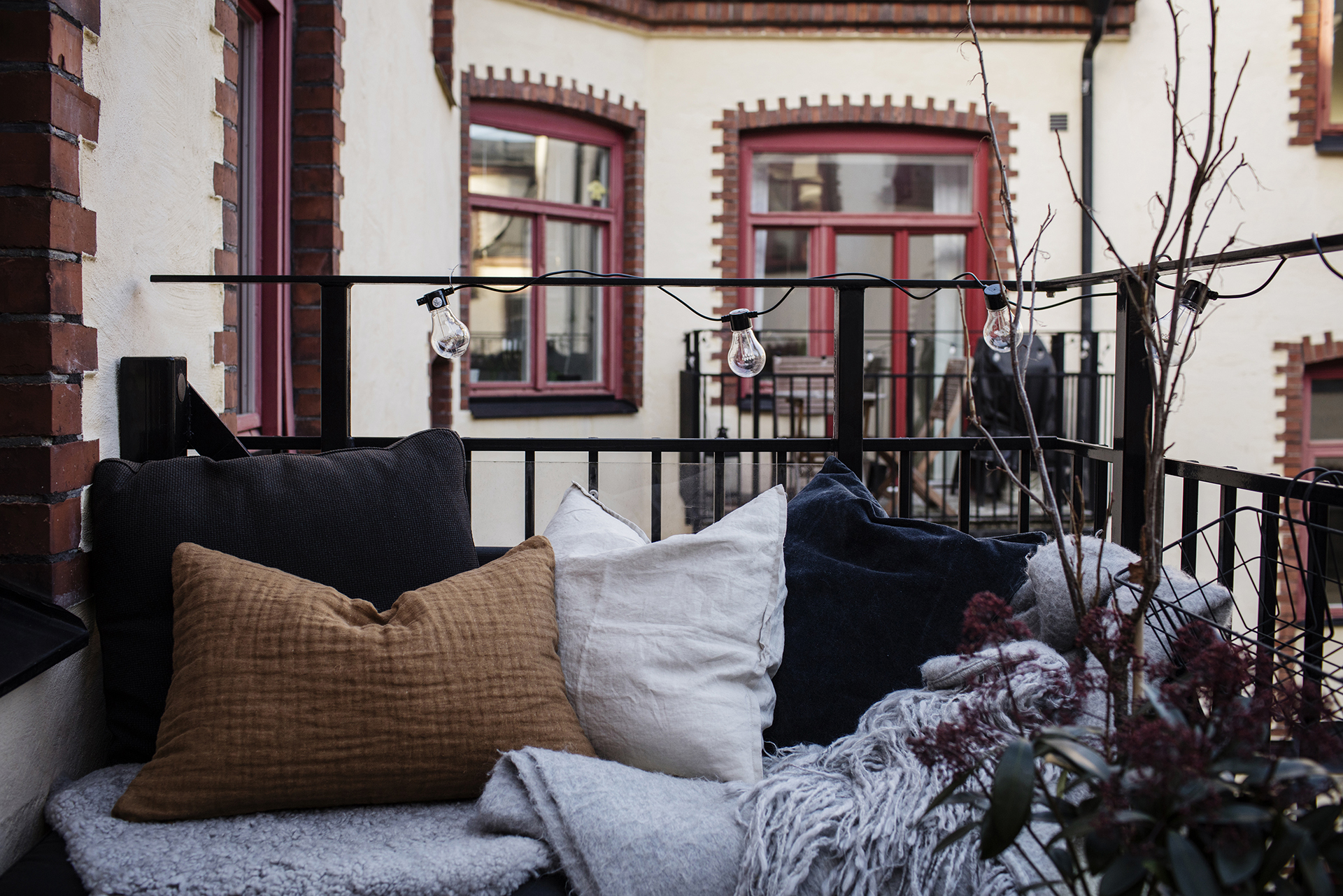 Dit kleine knusse balkon is perfect voor zowel de zomer als de winter