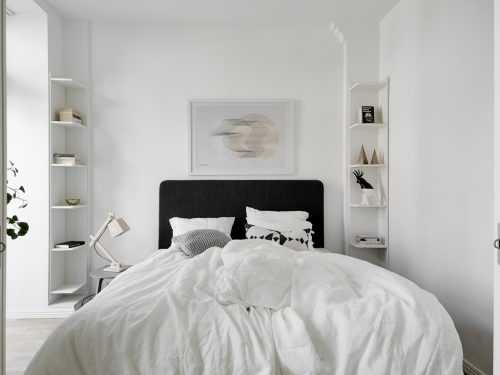 Deze kleine Scandinavische slaapkamer is ingericht volgens het boekje