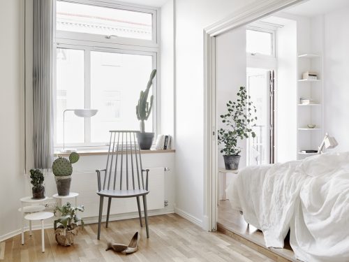 Deze kleine Scandinavische slaapkamer is ingericht volgens het boekje