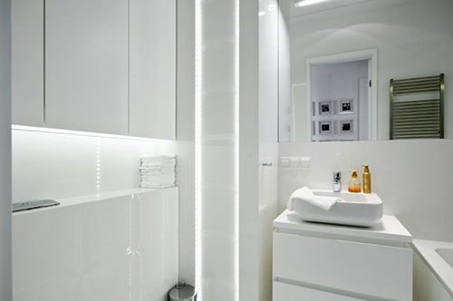 Kleine witte badkamer