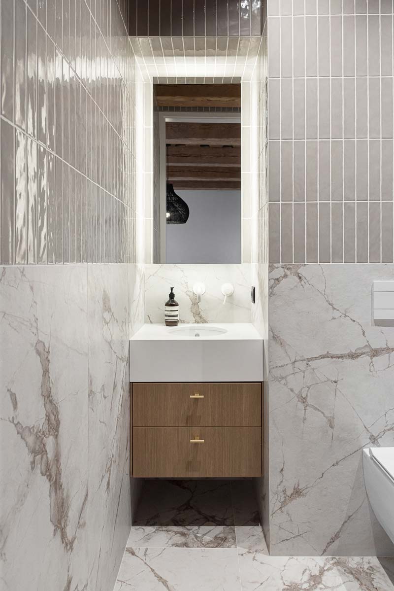 kleine zwevende houten badkamermeubel nisje kleine badkamer