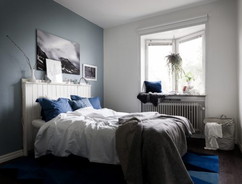 knusse-slaapkamer-met-denim-drift-blauwe-muur