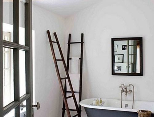 Ladder als handdoekenrek in badkamer