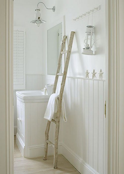 Ladder als handdoekenrek in badkamer