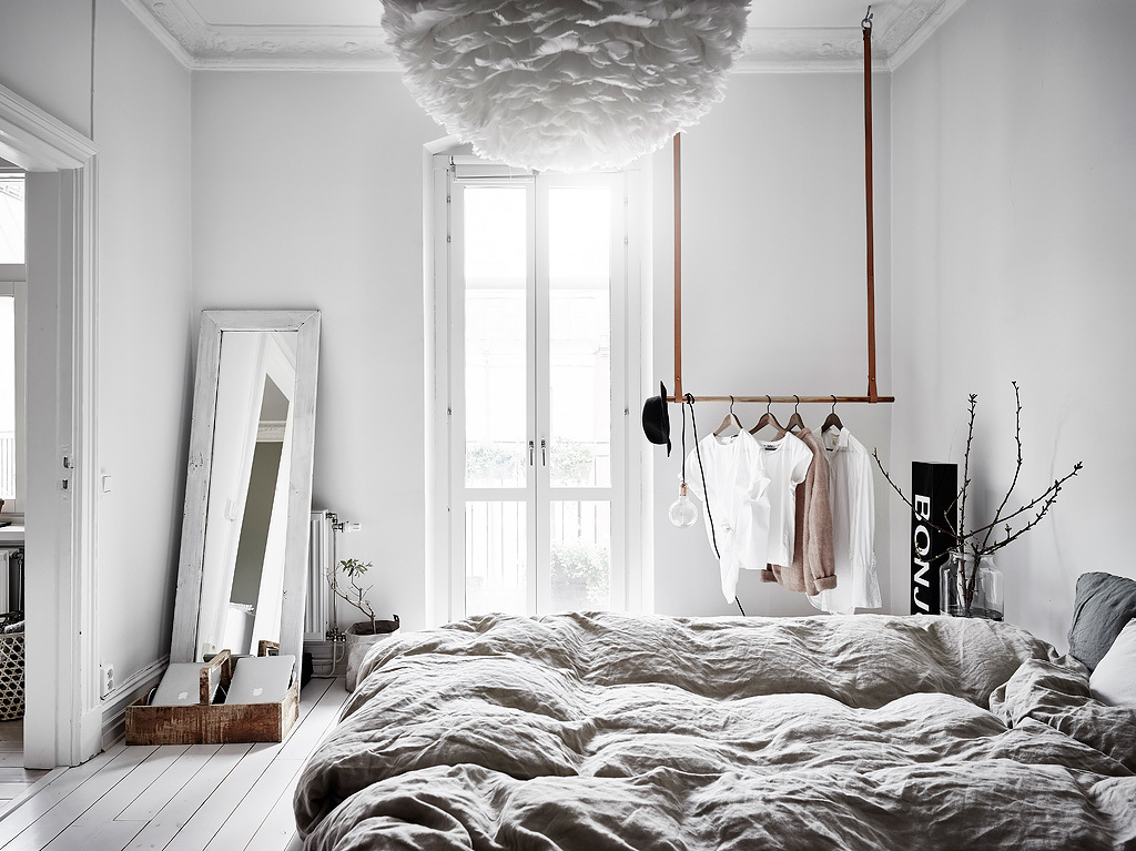 Leuke Scandinavische slaapkamer met leuke decoratie