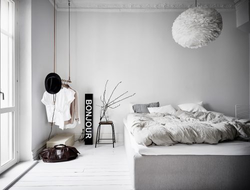 Leuke Scandinavische slaapkamer met leuke decoratie