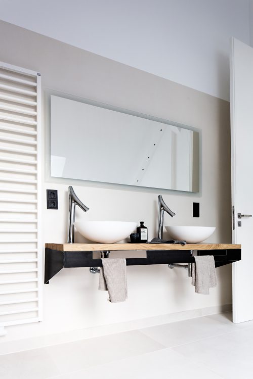Lichte badkamer met een minimalistisch ontwerp