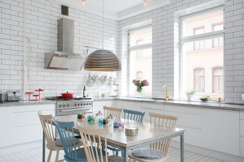 Lichte witte keuken van Zweeds hoekappartement