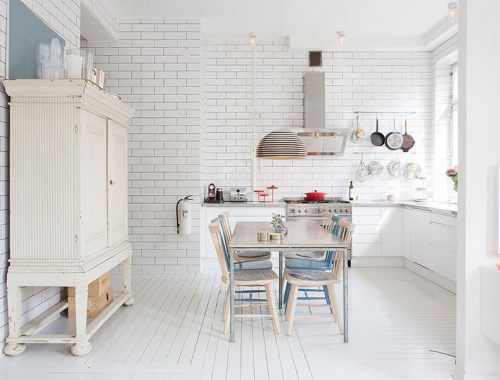Lichte witte keuken van Zweeds hoekappartement